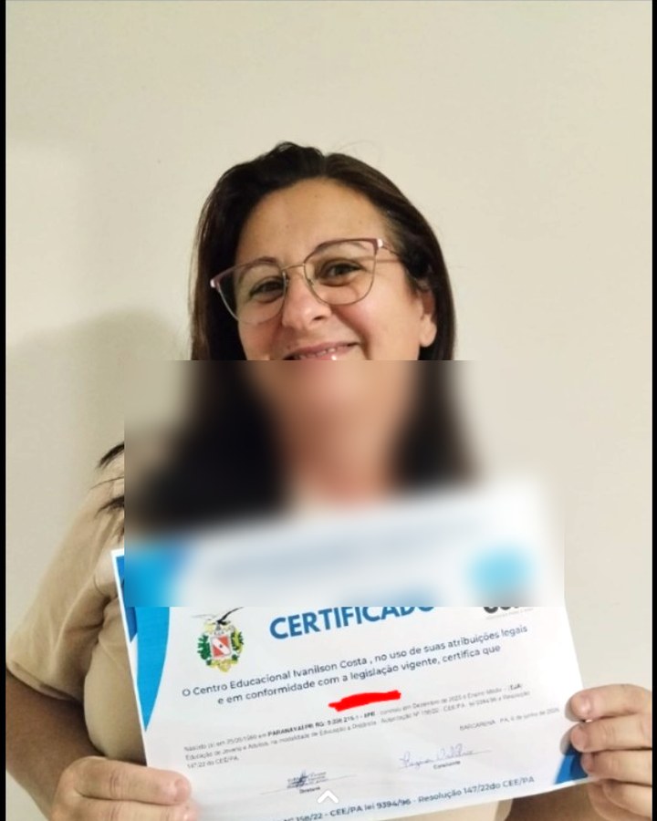 Aluna sorrindo com certificado de conclusão
