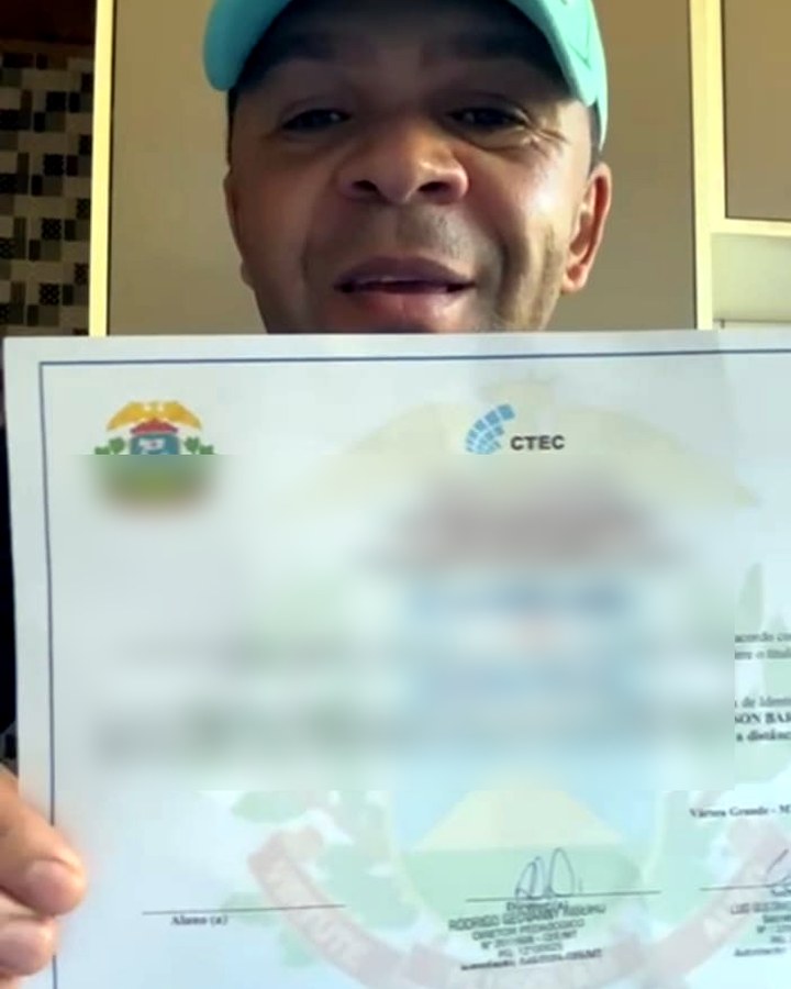 Aluno segurando certificado de conclusão do Ensino Médio